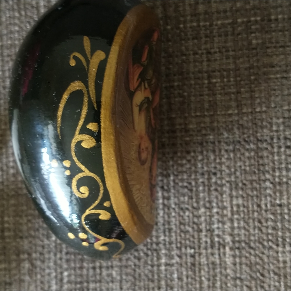 NIB Handcrafted Icon Egg - Picture 4 of 9